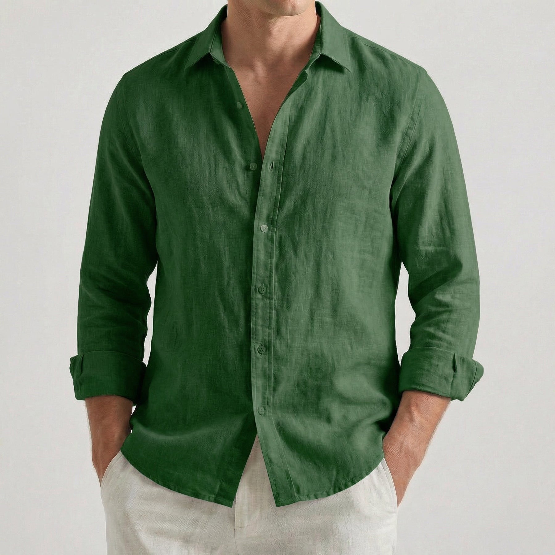 Camicia uomo verde scuro con polsini arrotolati e fondo arrotondato portato fuori