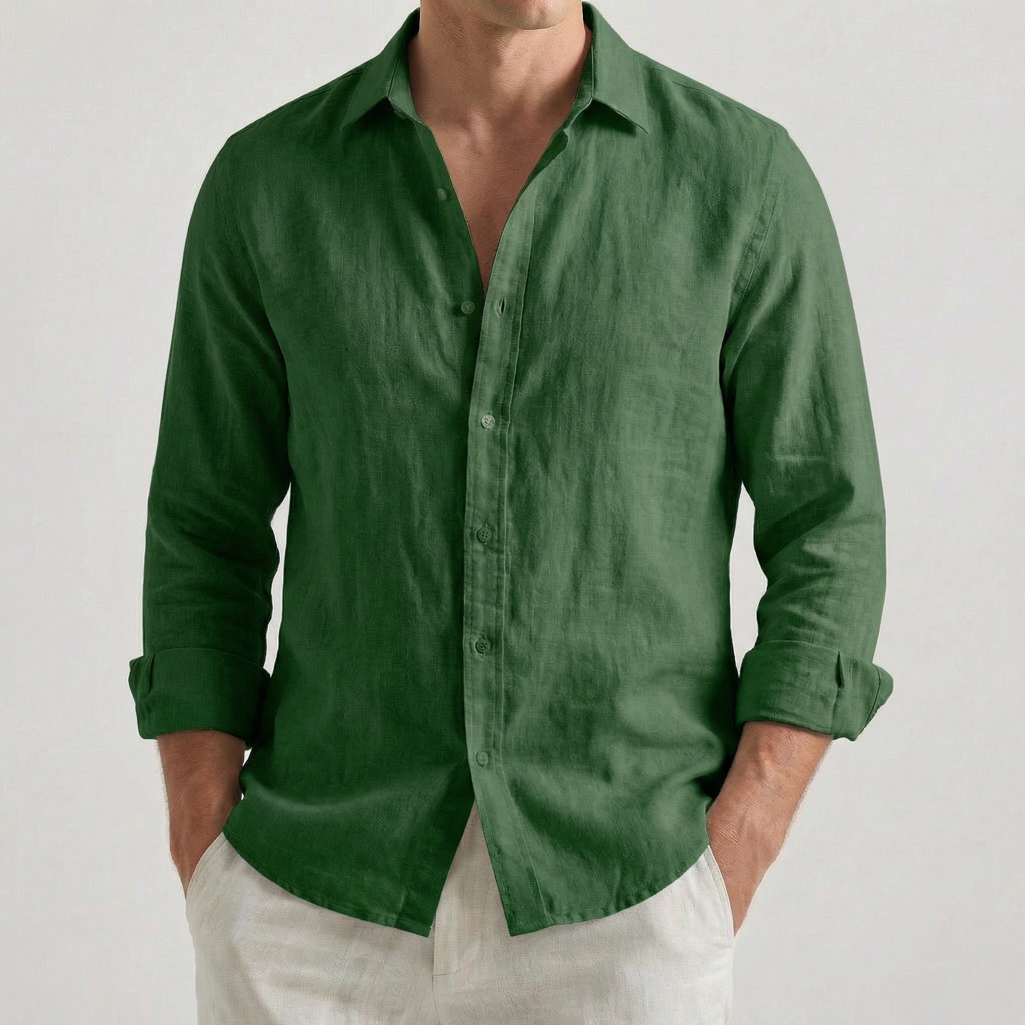 Camicia uomo verde scuro con polsini arrotolati e fondo arrotondato portato fuori
