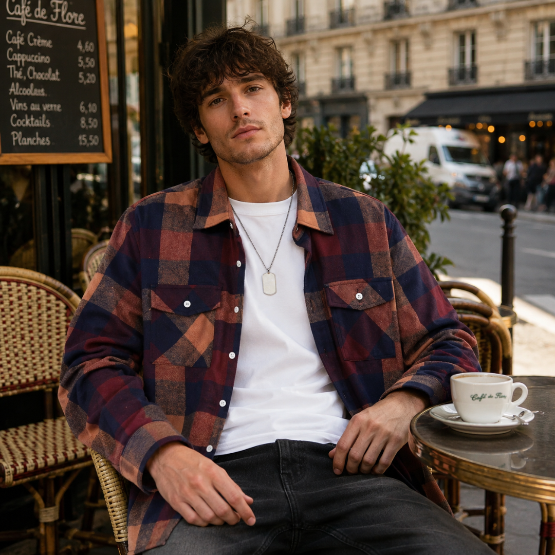 Camicia uomo a quadri marrone multicolore indossata aperta su t-shirt bianca, taschini con patta