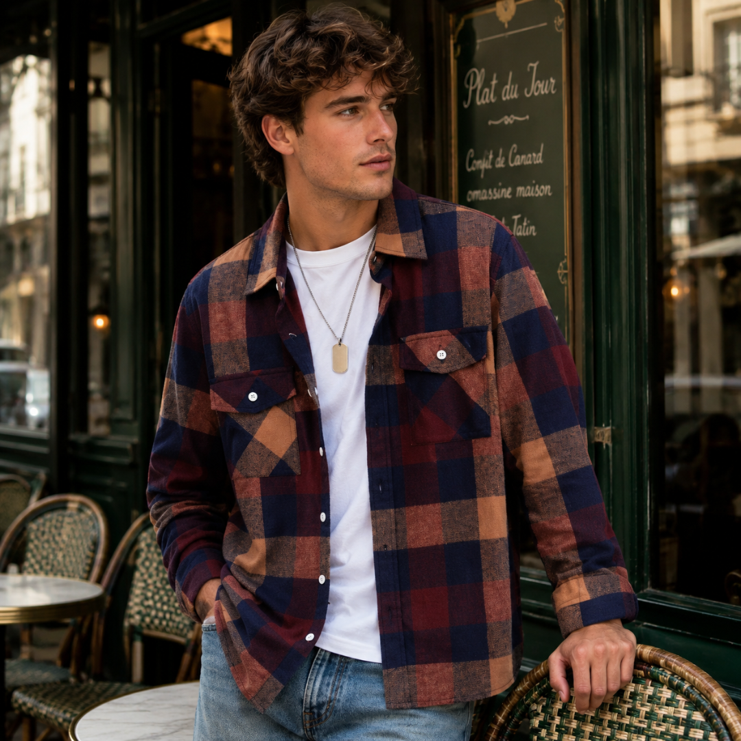 Camicia uomo a quadri multicolore abbinata a pantaloni chiari e t-shirt bianca