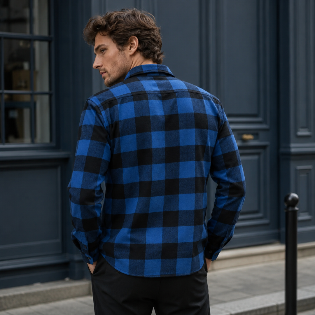 Retro della camicia uomo a quadri blu e nera con orlo arrotondato