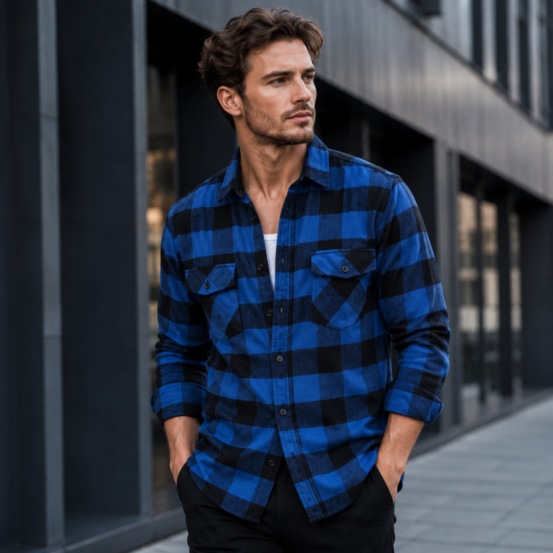 Camicia blu a quadri portata aperta con maniche lunghe leggermente arrotolate