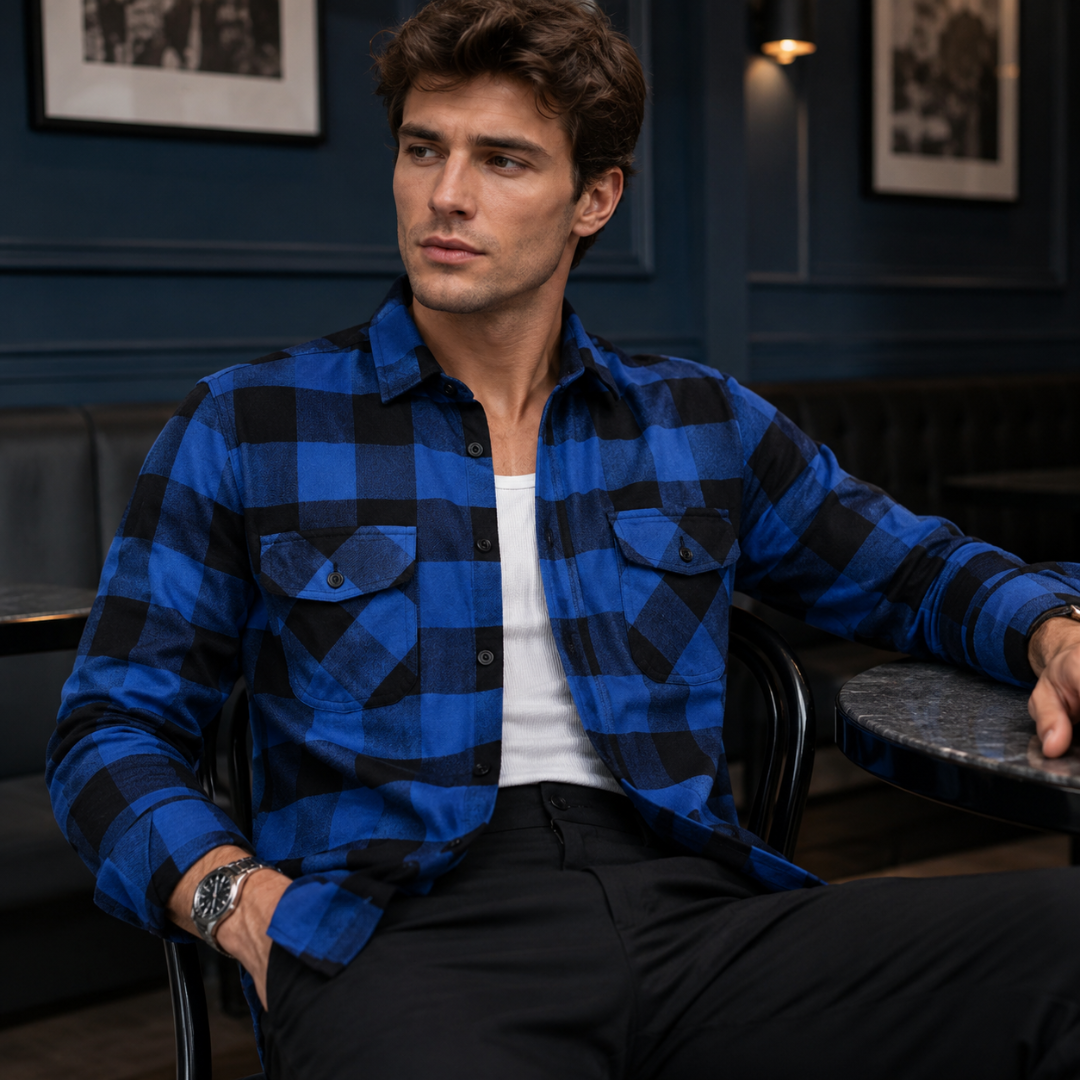 Dettaglio camicia uomo a quadri blu con taschini con patta e bottoni scuri