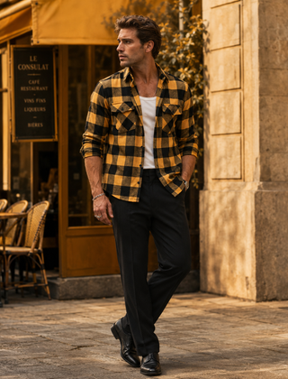 Camicia uomo a quadri gialla e nera aperta su t-shirt bianca e pantaloni neri