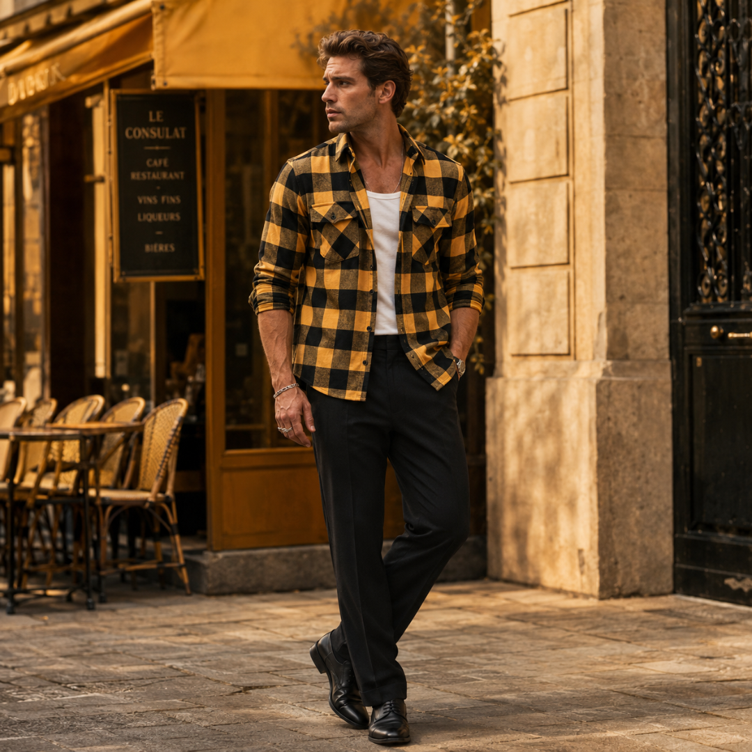 Camicia uomo a quadri gialla e nera aperta su t-shirt bianca e pantaloni neri