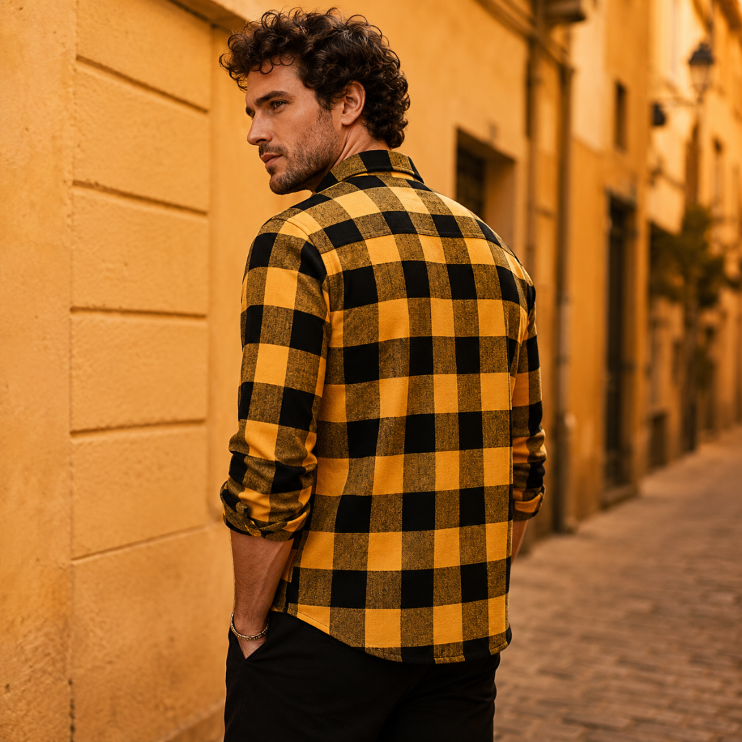 Retro della camicia uomo a quadri gialla e nera con maniche lunghe arrotolate
