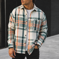 Camicia uomo a quadri con righe arancioni indossata aperta su t-shirt bianca