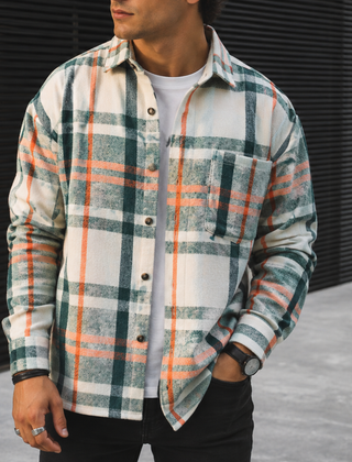 Camicia uomo a quadri con righe arancioni indossata aperta su t-shirt bianca