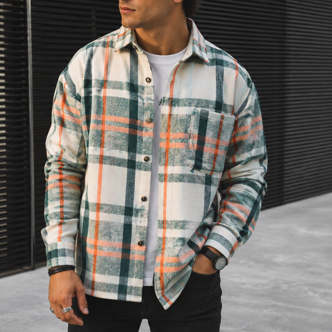 Camicia uomo a quadri con righe arancioni indossata aperta su t-shirt bianca