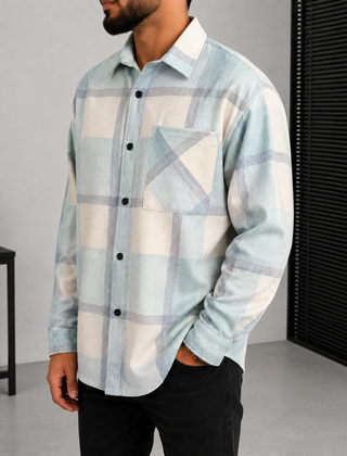 Camicia uomo azzurra a quadri vista di lato con taschino e bottoni neri