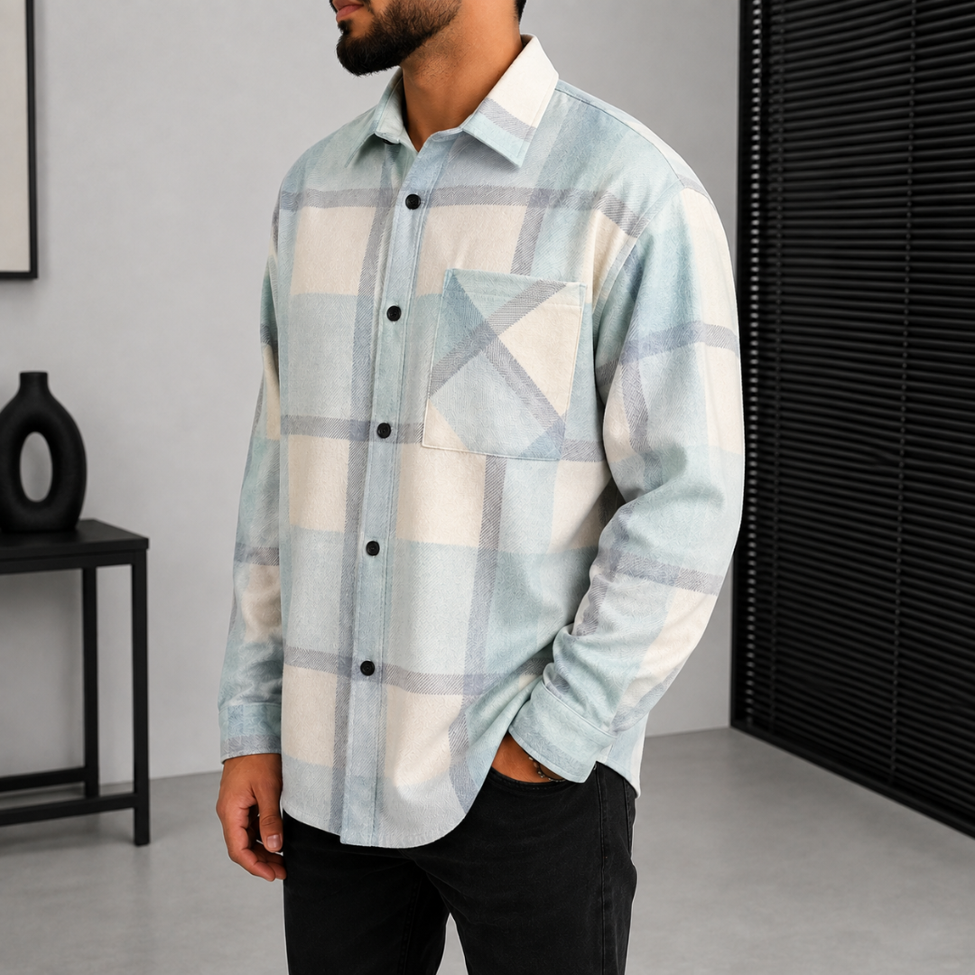 Camicia uomo azzurra a quadri vista di lato con taschino e bottoni neri
