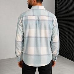 Retro della camicia uomo azzurra a quadri con fondo arrotondato e polsini abbottonati