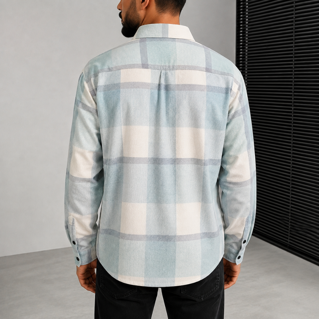 Retro della camicia uomo azzurra a quadri con fondo arrotondato e polsini abbottonati