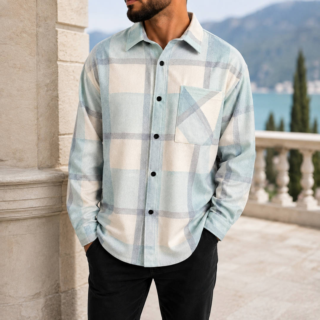 Camicia uomo azzurra a quadri indossata all'aperto con pantaloni neri