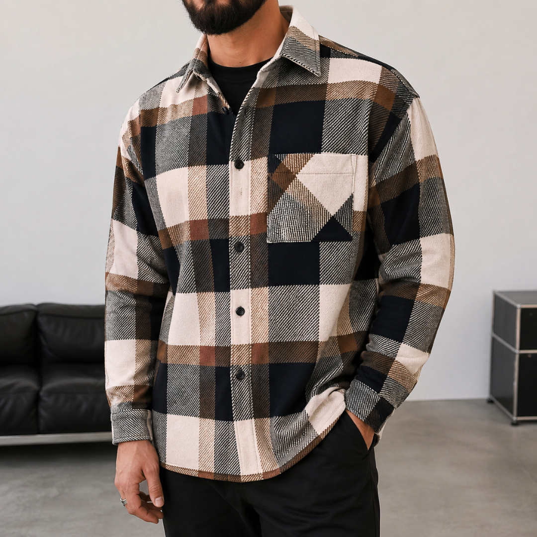 Camicia uomo marrone e nera a quadri con taschino e bottoni scuri