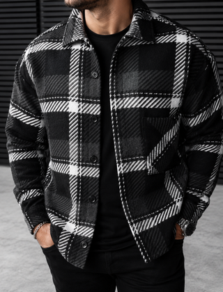 Camicia uomo nera a quadri bianchi indossata aperta su maglia nera