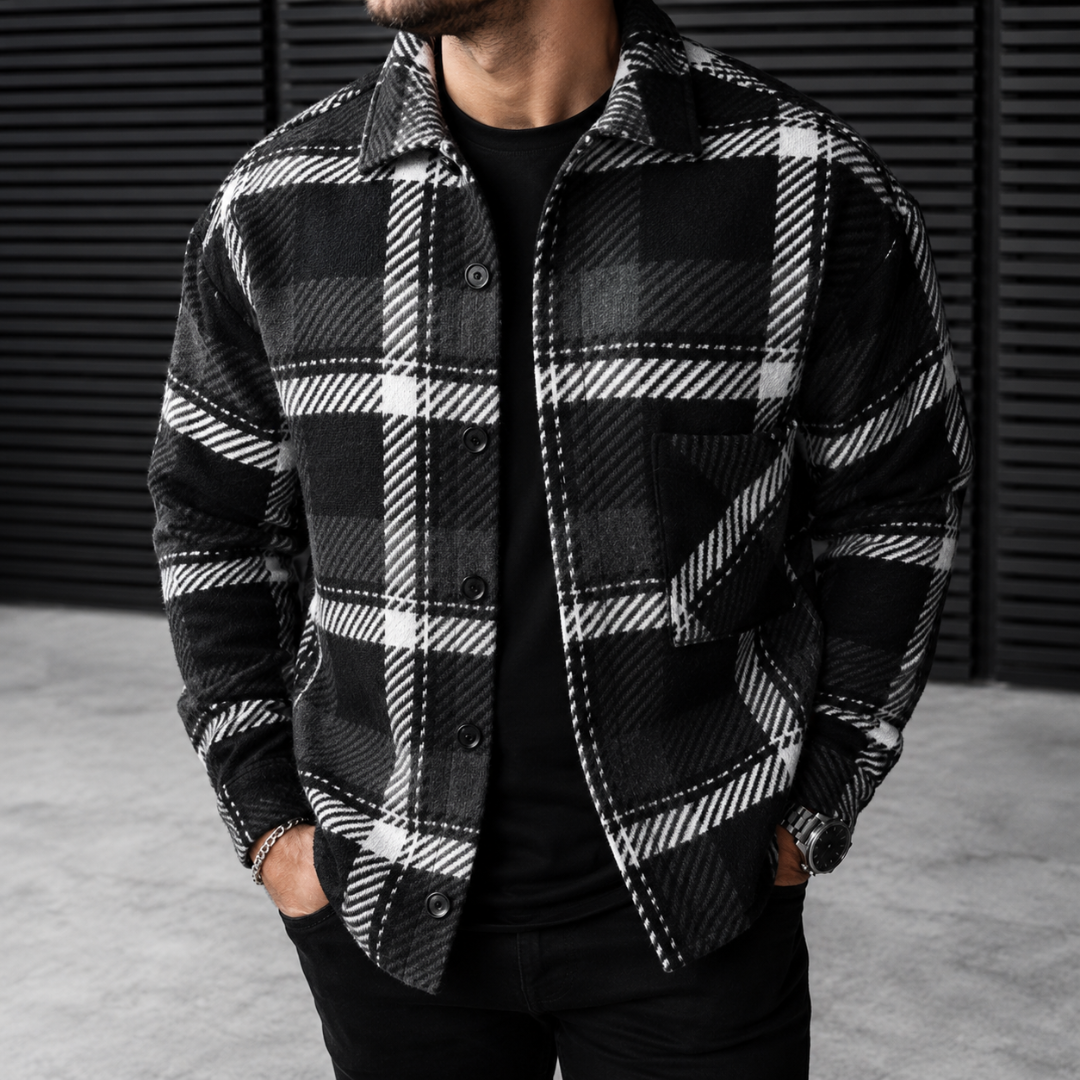 Camicia uomo nera a quadri bianchi indossata aperta su maglia nera
