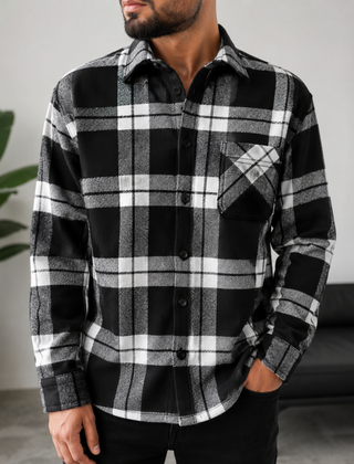 Camicia uomo nera e bianca a quadri abbottonata con taschino sul petto