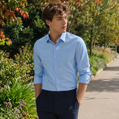 Camicia uomo azzurra con abbottonatura frontale e maniche lunghe arrotolate
