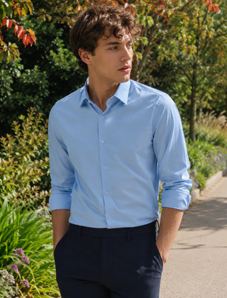 Camicia uomo azzurra con abbottonatura frontale e maniche lunghe arrotolate