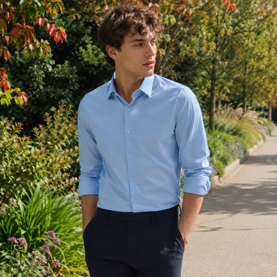 Camicia uomo azzurra con abbottonatura frontale e maniche lunghe arrotolate