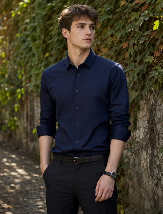 Camicia uomo blu navy con collo classico, abbinata a cintura e pantaloni neri