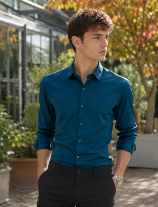 Camicia uomo blu oceano con collo classico e maniche arrotolate, vista frontale