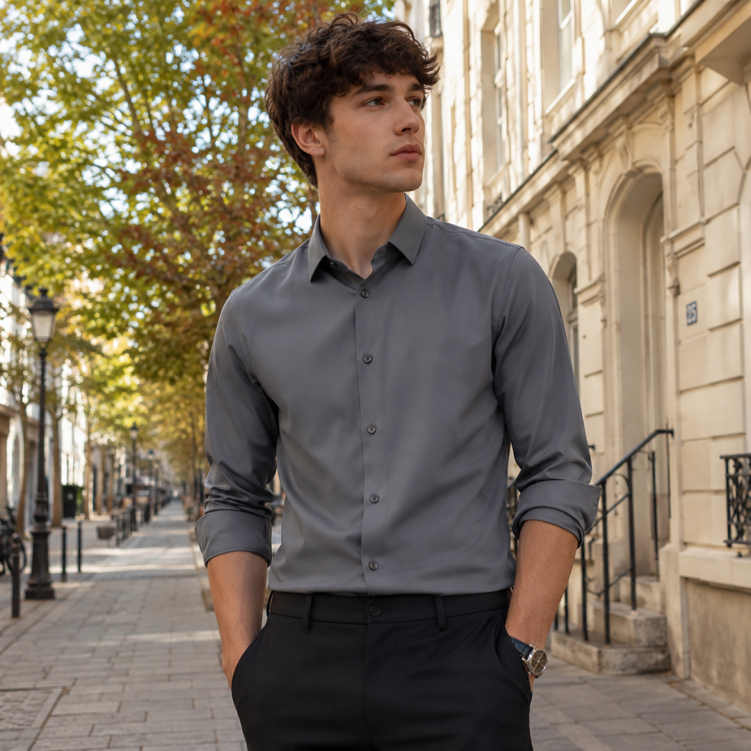 Camicia uomo grigia tinta unita con collo a punta, indossata in città