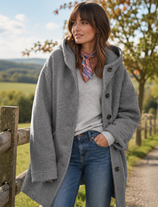 Cappotto donna grigio con cappuccio, bottoni frontali e tasche laterali sulle cuciture