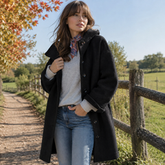 Cappotto nero da donna con cappuccio, bottoni frontali e tasche laterali, lunghezza al ginocchio