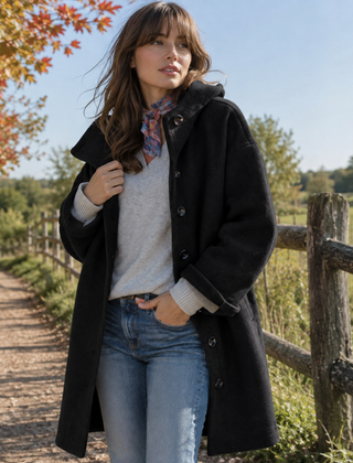 Cappotto nero da donna con cappuccio, bottoni frontali e tasche laterali, lunghezza al ginocchio