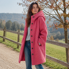 Cappotto rosa con cappuccio e fila di bottoni scuri, maniche lunghe ampie