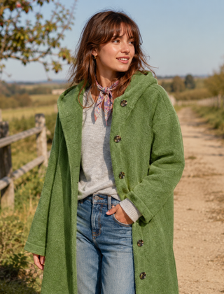 Cappotto verde da donna con cappuccio ampio e chiusura a bottoni, linea lunga