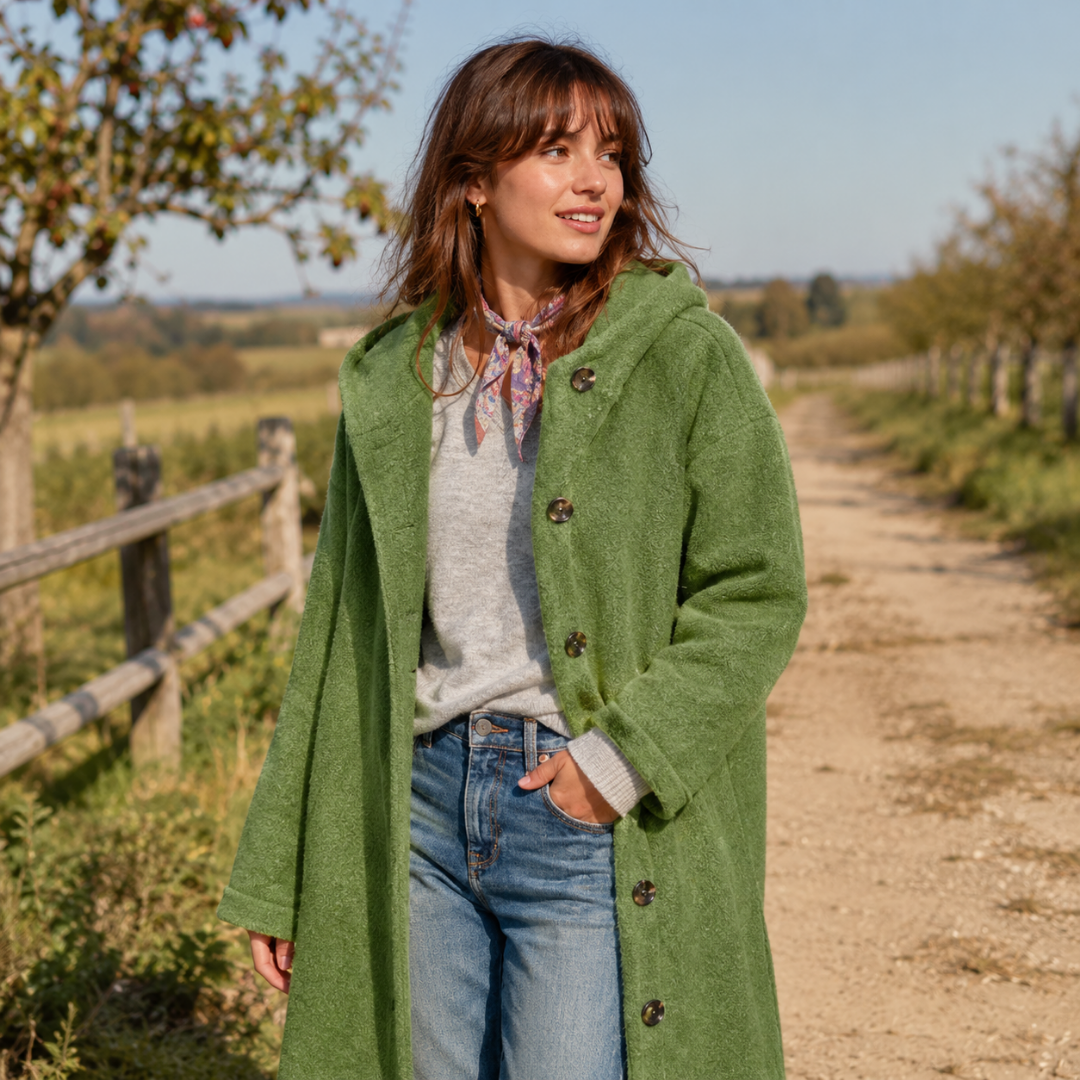 Cappotto verde da donna con cappuccio ampio e chiusura a bottoni, linea lunga