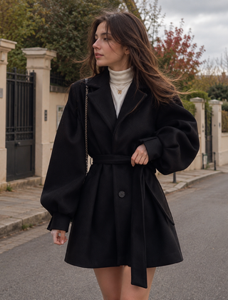 Cappotto donna nero corto con cintura, bottone e tasche con patta