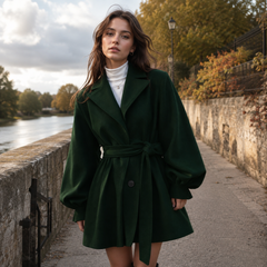 Cappotto verde scuro con maniche a palloncino, cintura e orlo svasato