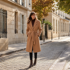 Cappotto lungo marrone chiaro da donna con cintura in vita e tasche laterali