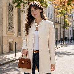 Cappotto donna beige corto con collo alla coreana e tre bottoni ricoperti