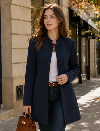 Cappotto blu navy con linea svasata, maniche lunghe e collo alla coreana