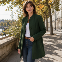 Cappotto donna verde aperto su top bianco, bottoni in tinta sul davanti