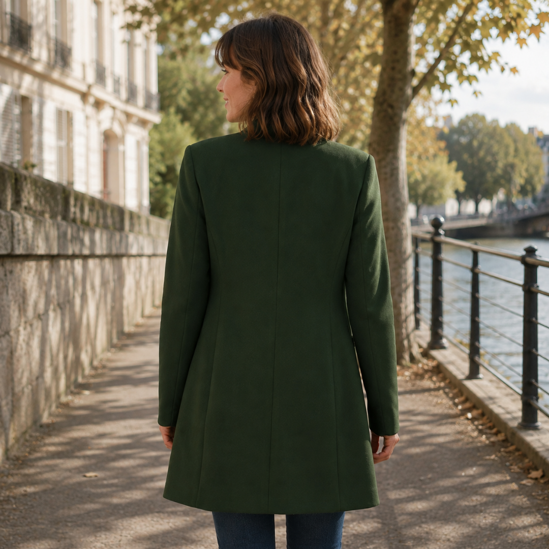 Retro del cappotto verde con cucitura centrale e linea leggermente svasata