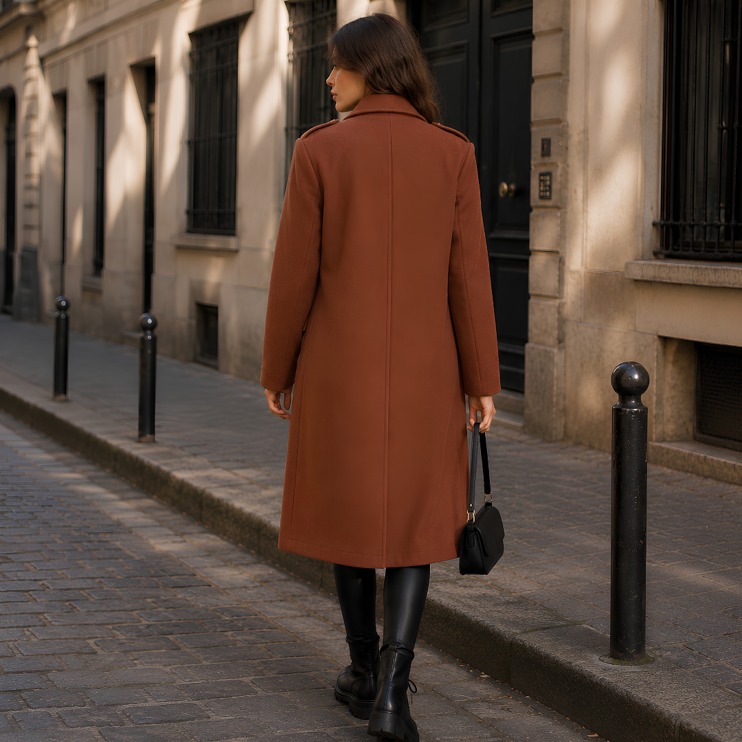 Retro del cappotto marrone donna con cucitura centrale e maniche lunghe