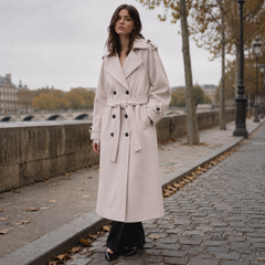 Cappotto donna beige doppiopetto con bottoni scuri e revers ampi