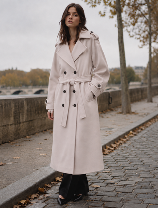 Cappotto donna beige doppiopetto con bottoni scuri e revers ampi