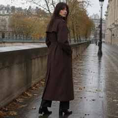 Cappotto lungo marrone scuro visto di tre quarti con tasche laterali
