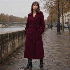 Cappotto lungo rosso scuro con revers ampi e bottoni doppiopetto