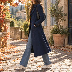 Vista laterale del cappotto donna blu navy lungo con linea svasata
