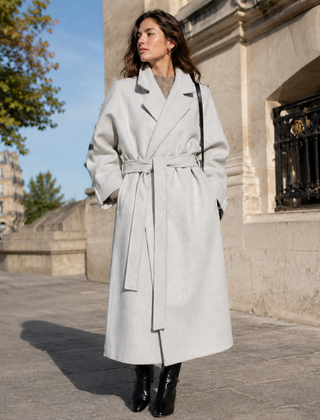 Cappotto donna lungo grigio chiaro con revers ampi e cintura da annodare