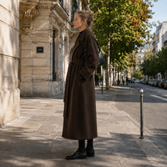 Vista laterale del cappotto donna marrone lungo fino alle caviglie con cintura