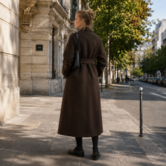 Retro del cappotto donna marrone con cintura in vita e linea dritta lunga
